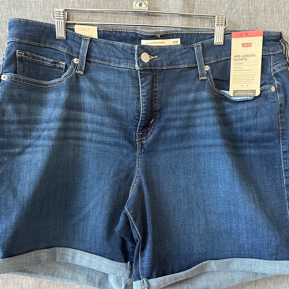 LEVI’S MID LENGTH HYPERSOFT SHORTS-NWT- 18W